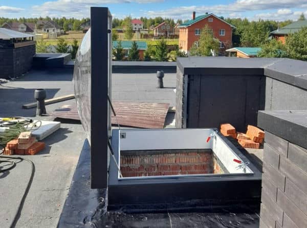 Выход на плоскую кровлю с подъемом по чердачной лестнице